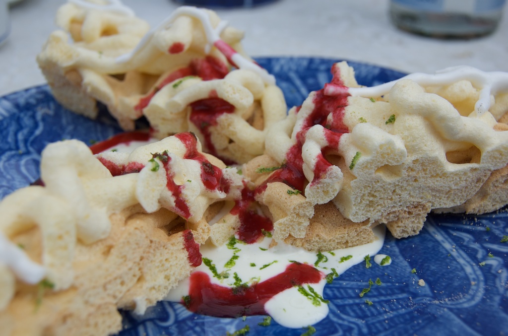 Spettkaka mit Crème Fraiche und Himbeersoße